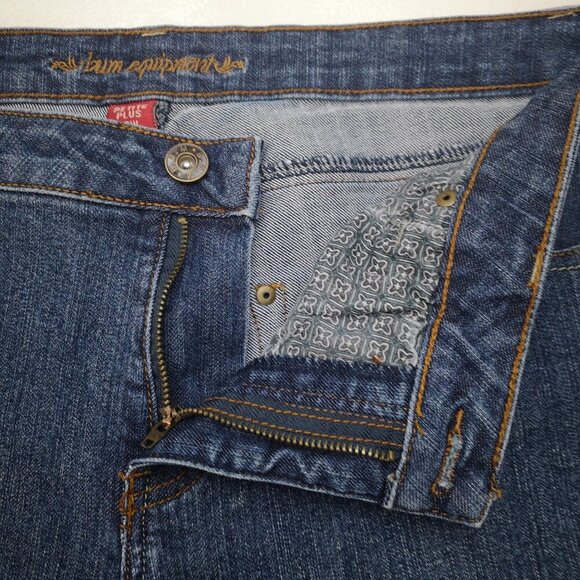 Bum Equipment Ladies Size 16W Petite Plus Medium Wash Jean Capri's - Picture 9 of 14